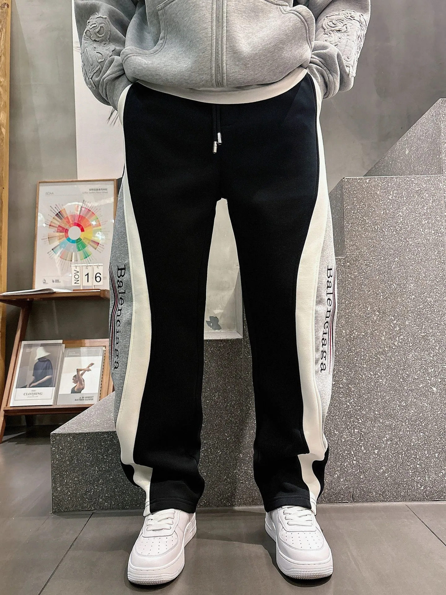Balenciaga 🆕2026 Autumn and Winter New Arrival Casual Pants! The official website will be released simultaneously. Brand Classic LOGO casual pants, customized fabrics, excellent comfort and strong touch. Highly recognisable, perfect appearance and craftsmanship. Size:M-3XL